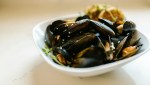 Mussels in a bowl with garlic butter